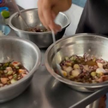 Preparación de mariscos en la cocina