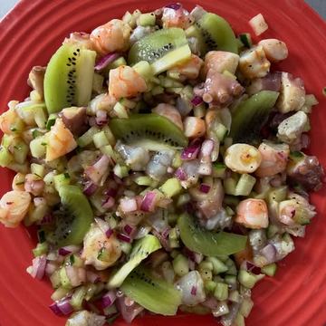 Plato de mariscos con pepino y kiwi