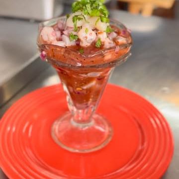 Copa de mariscos sobre plato rojo