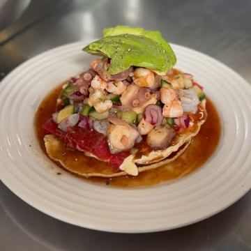 Tostada de mariscos con aguacate