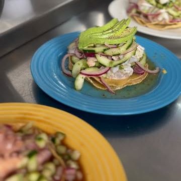 Tostadas de mariscos con aguacate