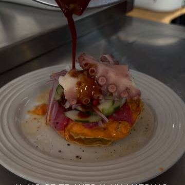 Salsa vertida sobre una tostada de mariscos